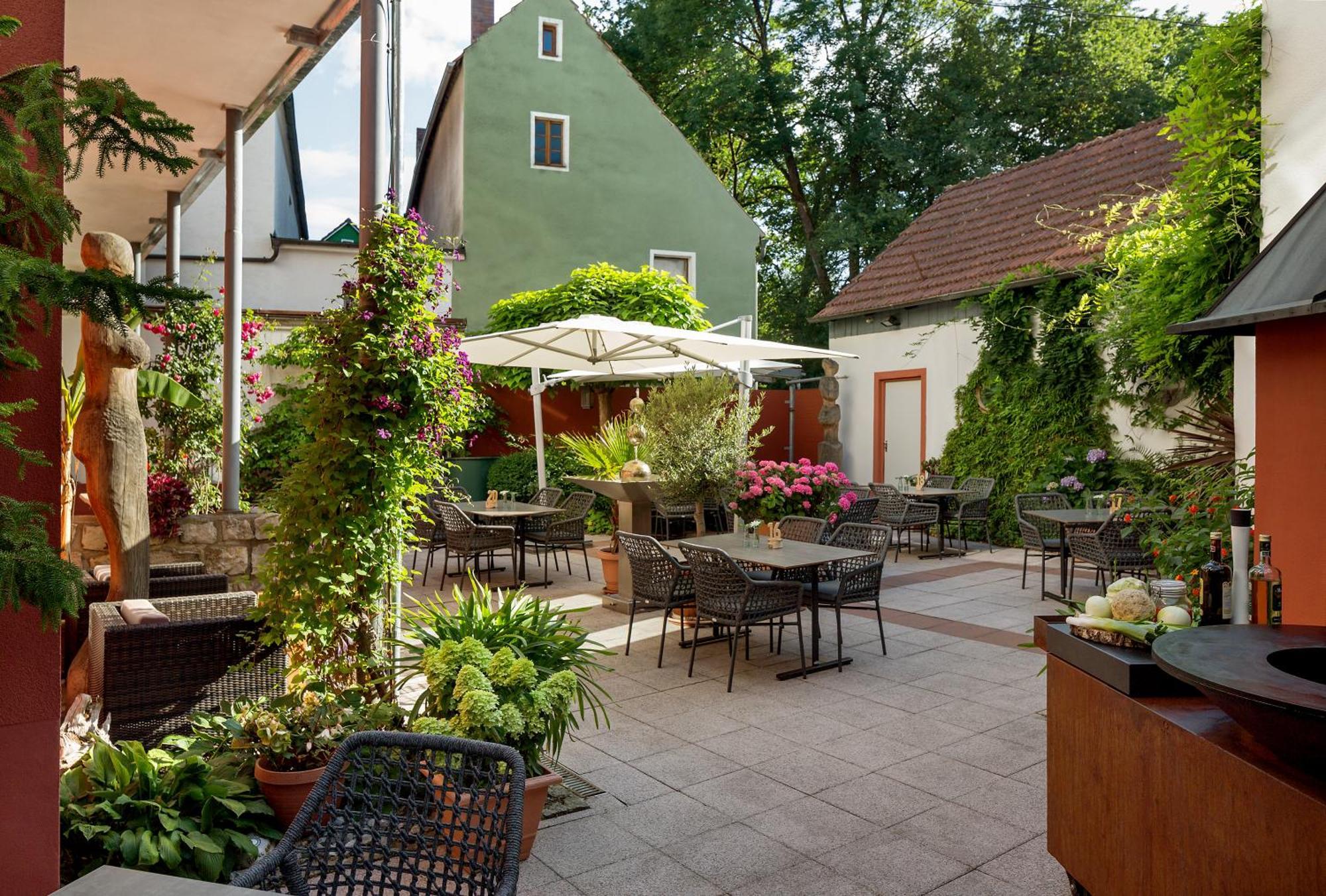 Wirtshaus & Hotel Goldener Greif Edelsfeld Eksteriør billede