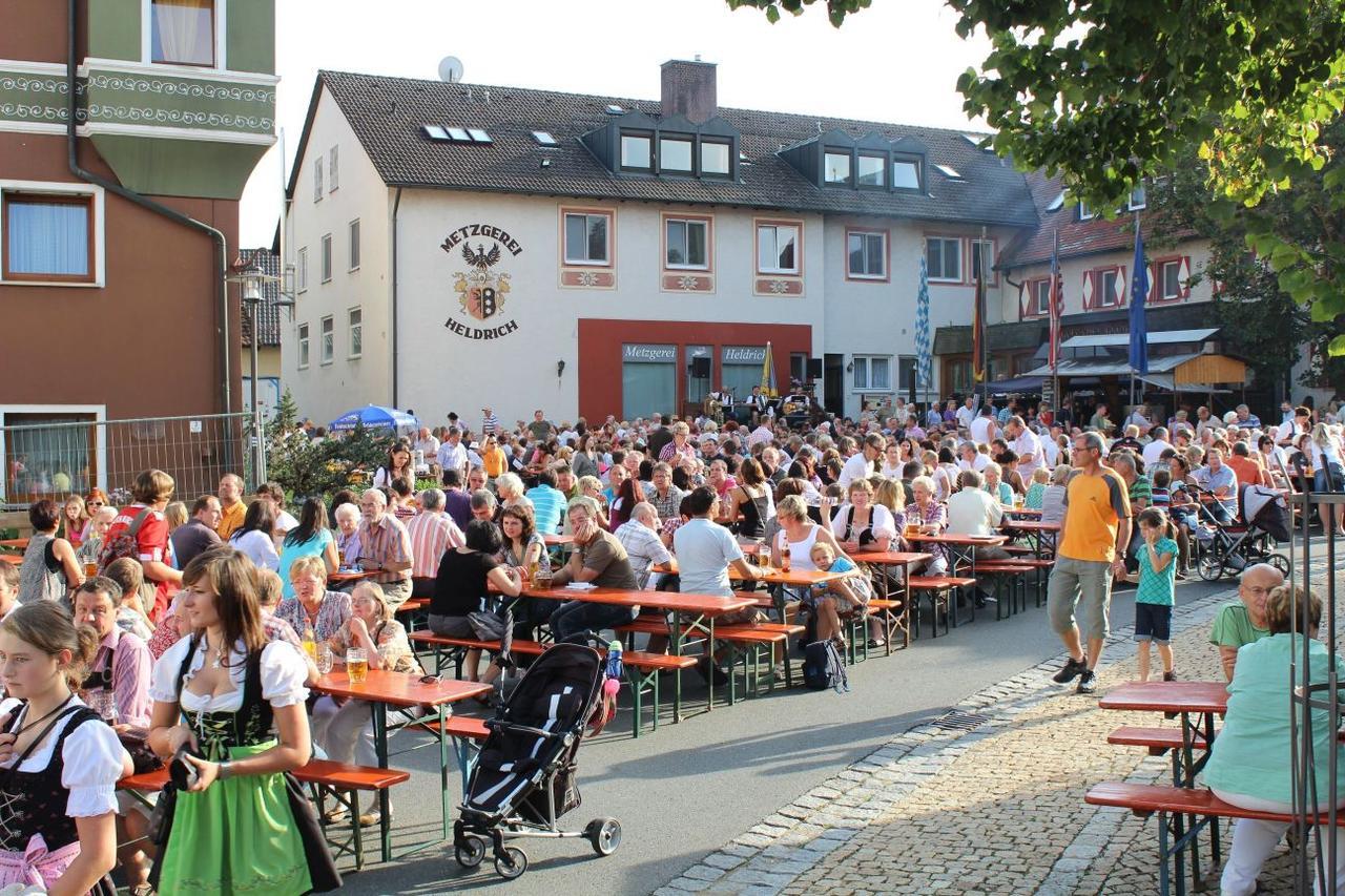 Wirtshaus & Hotel Goldener Greif Edelsfeld Eksteriør billede